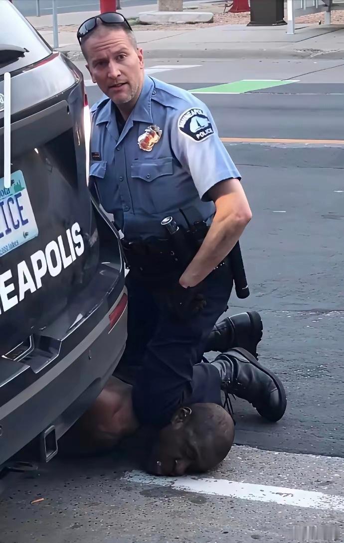 有价值的两张照片及背后的故事：第一张照片是：美国警察跪压黑人佛洛依德，导致其死亡
