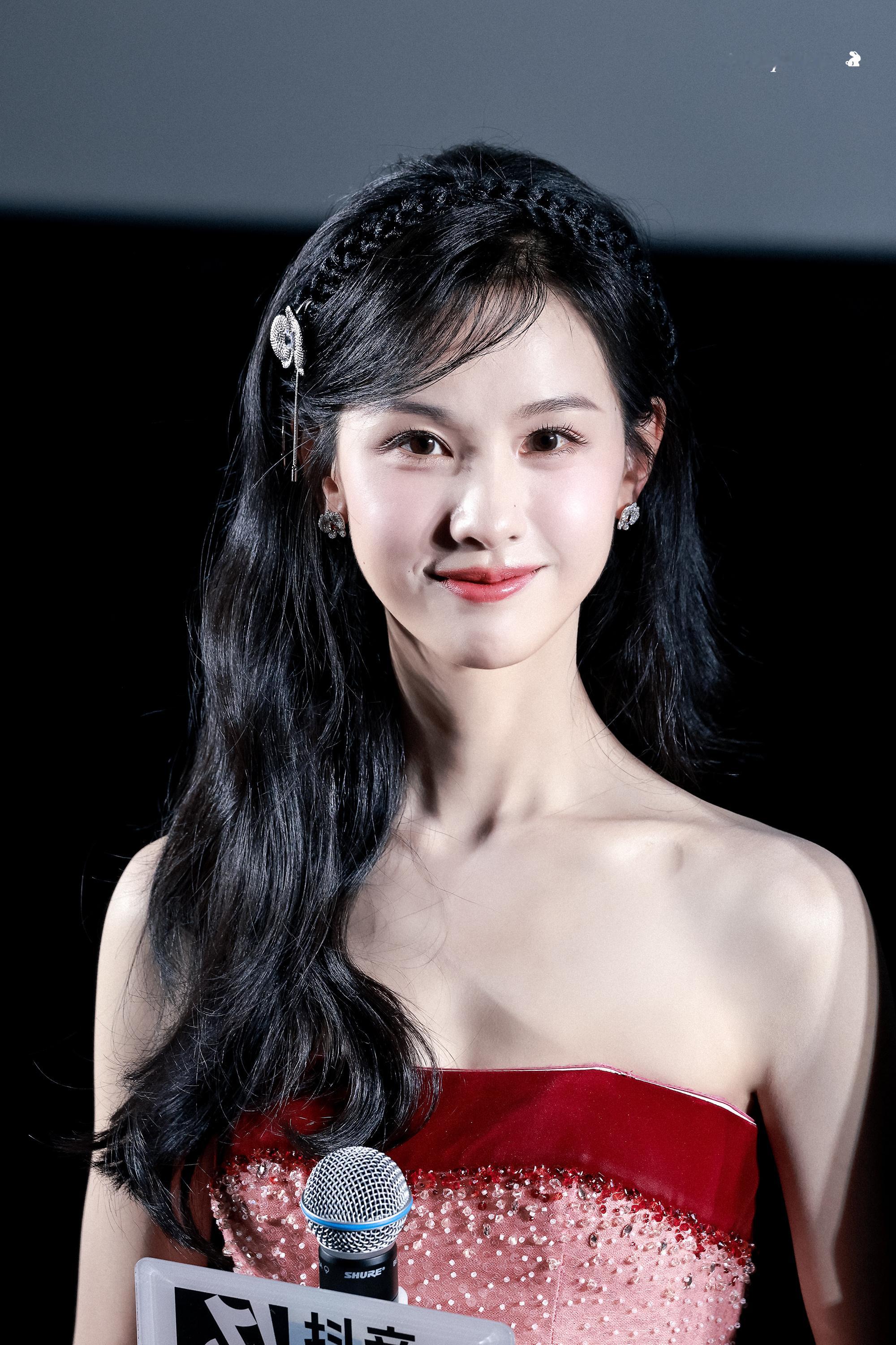 陈都灵陈都灵吃火锅挑战微微微微辣在复制粘贴的时代，你是手写的诗