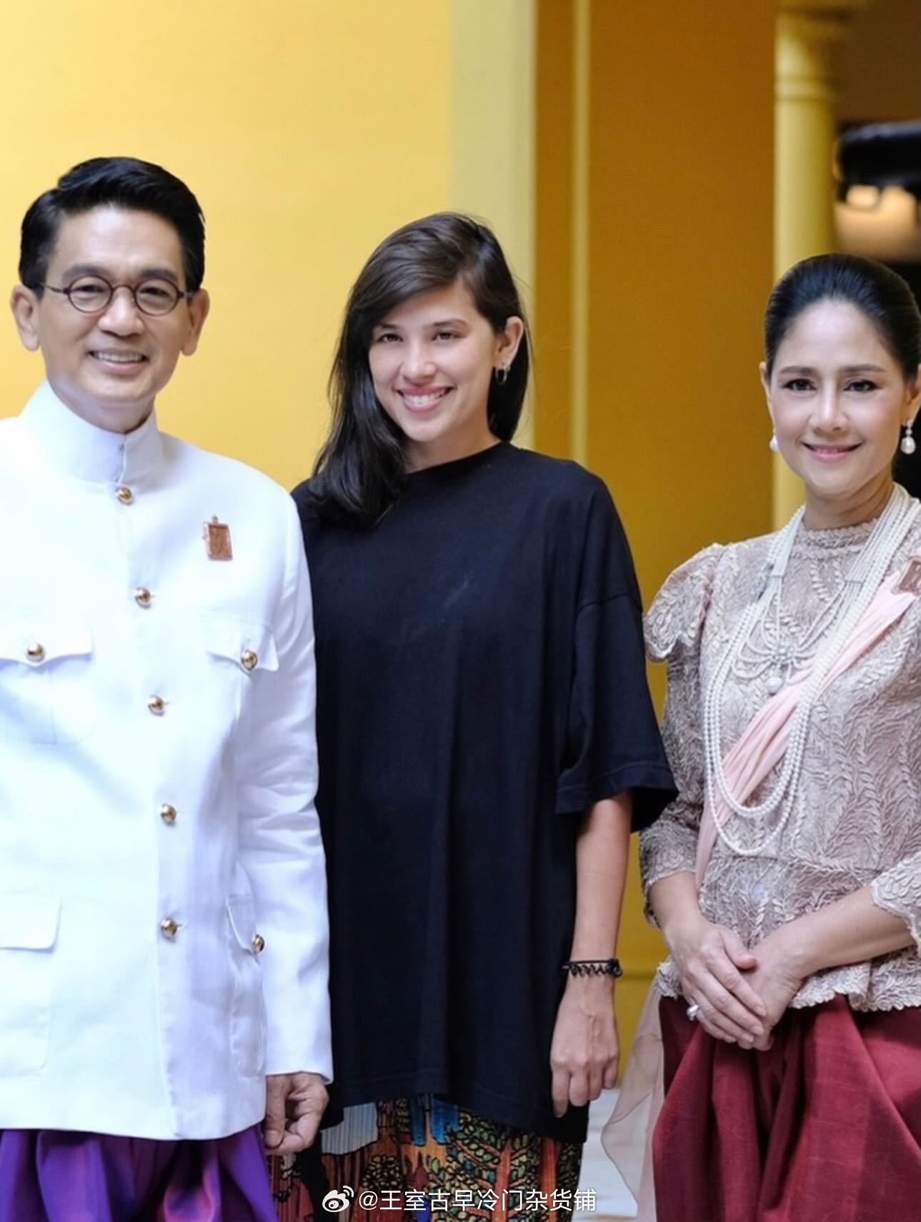 王室王室泰国王室诗丽吉亚暹罗演员克里恩克莱发的诗丽吉亚的贺生照片。