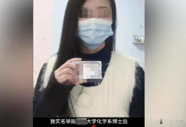 一个已婚男子，因为妻子怀孕生娃没法房事，可男子每天都想要做羞羞之事，就在外面发现