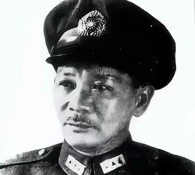1992年，香港一间普通住宅里，一段沉默了半个世纪的往事终于被掀开。张发奎的夫人