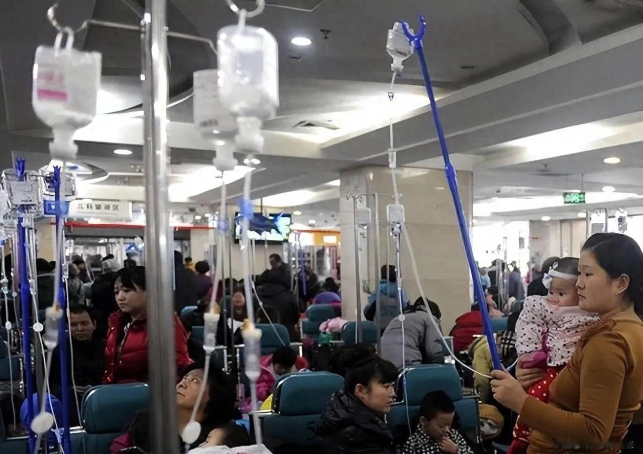 门诊输液全面叫停：吊瓶大国的时代落幕了多地医院陆续叫停普通门诊常规输液，曾经