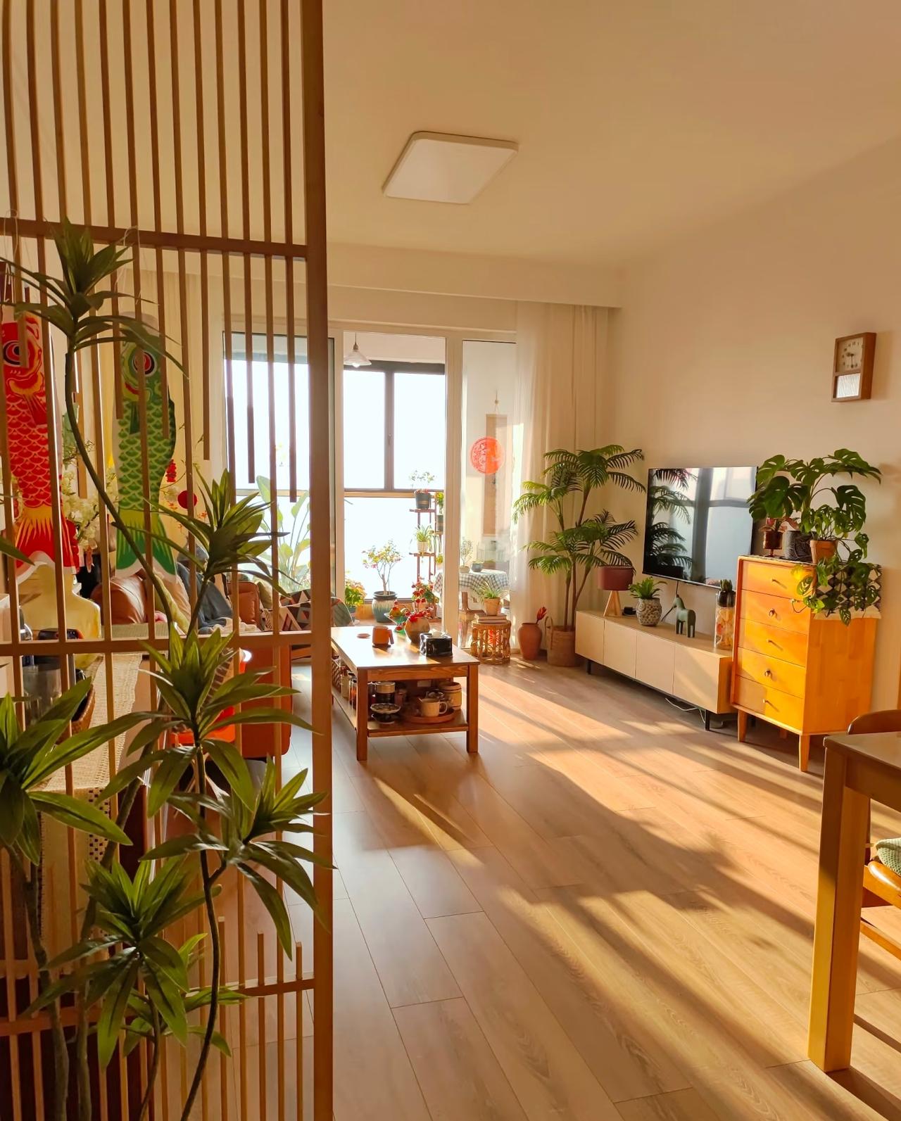 朋友买两室一厅的房子，故意不给婆婆留房间，当时我劝她买三室一厅的，来人显得