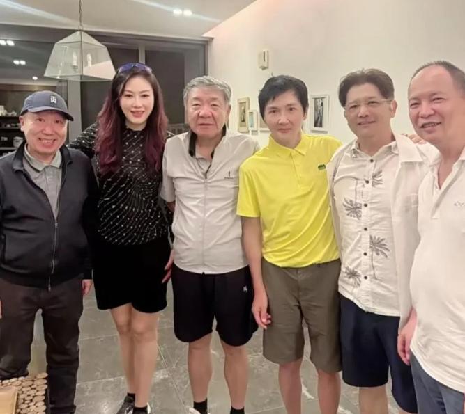 孙楠这回是真把大家吓了一跳，昔日那个稳如泰山的“大叔”，竟然一夜之间瘦成了“半道