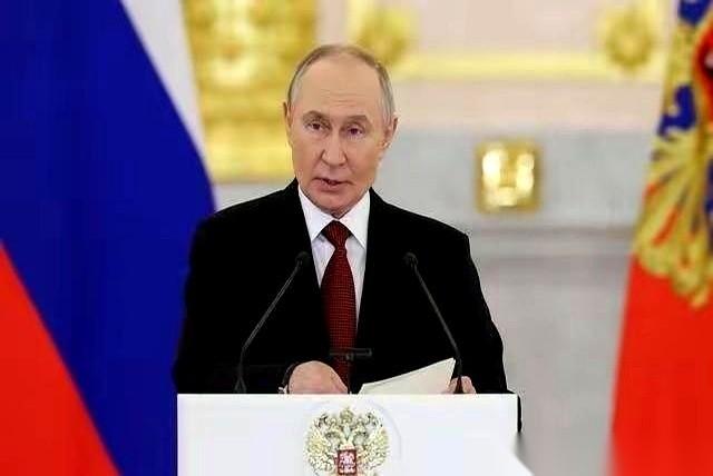 普京把那根最后也是最关键的绳子，当着全世界的面，亲手给解了。不装了，摊牌了。