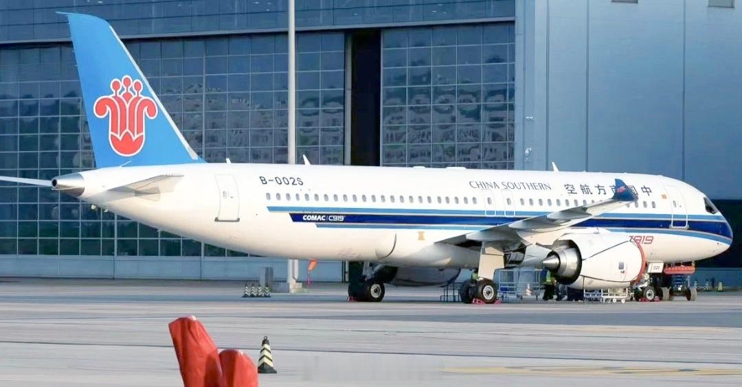 C919C919是我国首款自主研制的干线喷气式客机，自2022年底投入商业运营以