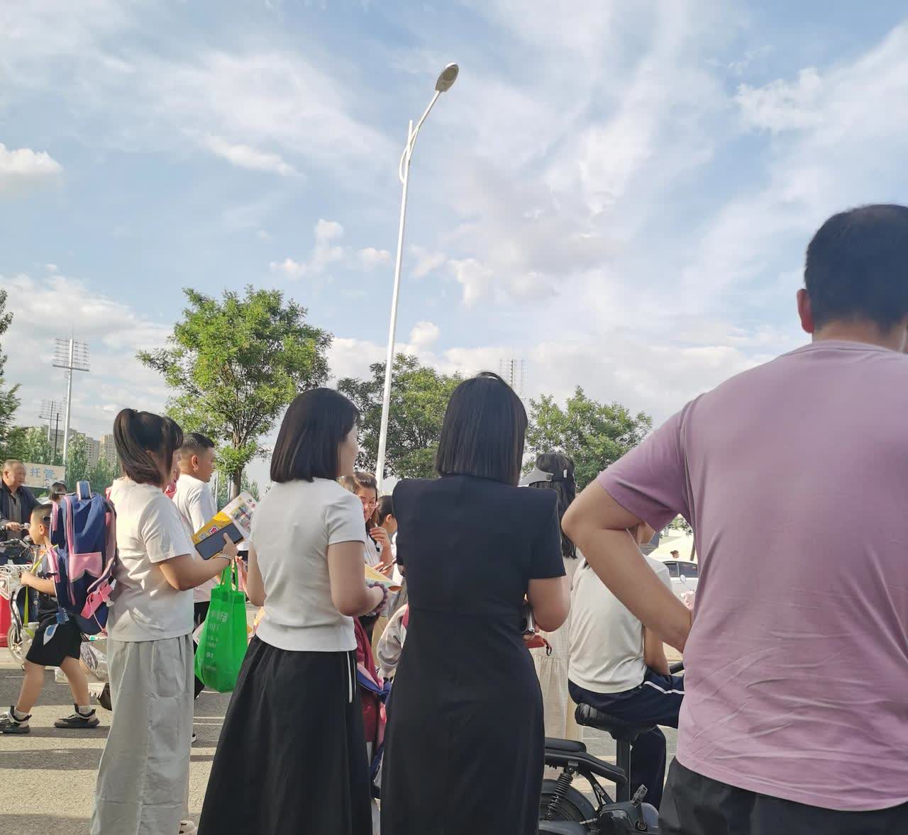 校园门口的家长们每一天按时按点的等着接孩子放学。从幼儿园到小学有九到十年，这