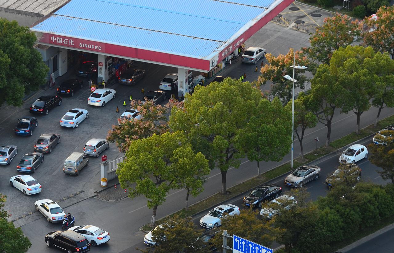 油价三连涨将要终结，10月15日预计下跌，是否涨多跌少？三轮上调过后，车主加油