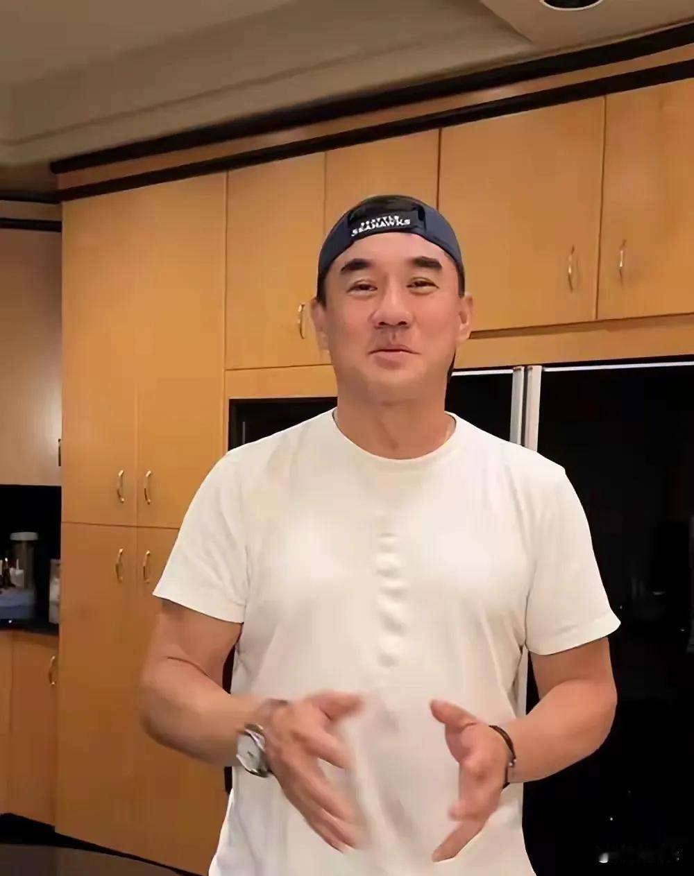 吴大维如今定居上海独栋豪宅，59岁的他身材虽已发福，却尽显幸福与从容。昔日荧幕上