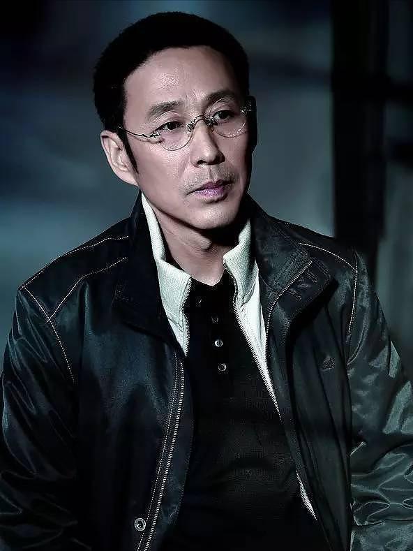 主持人采访李诚儒，你谈谈陈道明吧。李诚儒说，他呀，我可不能胡说，他是一个文化人，