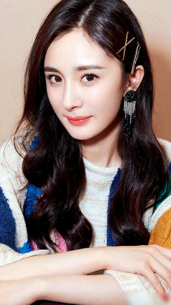 杨幂在米兰酒店随口说了一句话，直接让全国的蓝莓和草莓卖断了货。视频里的她刚