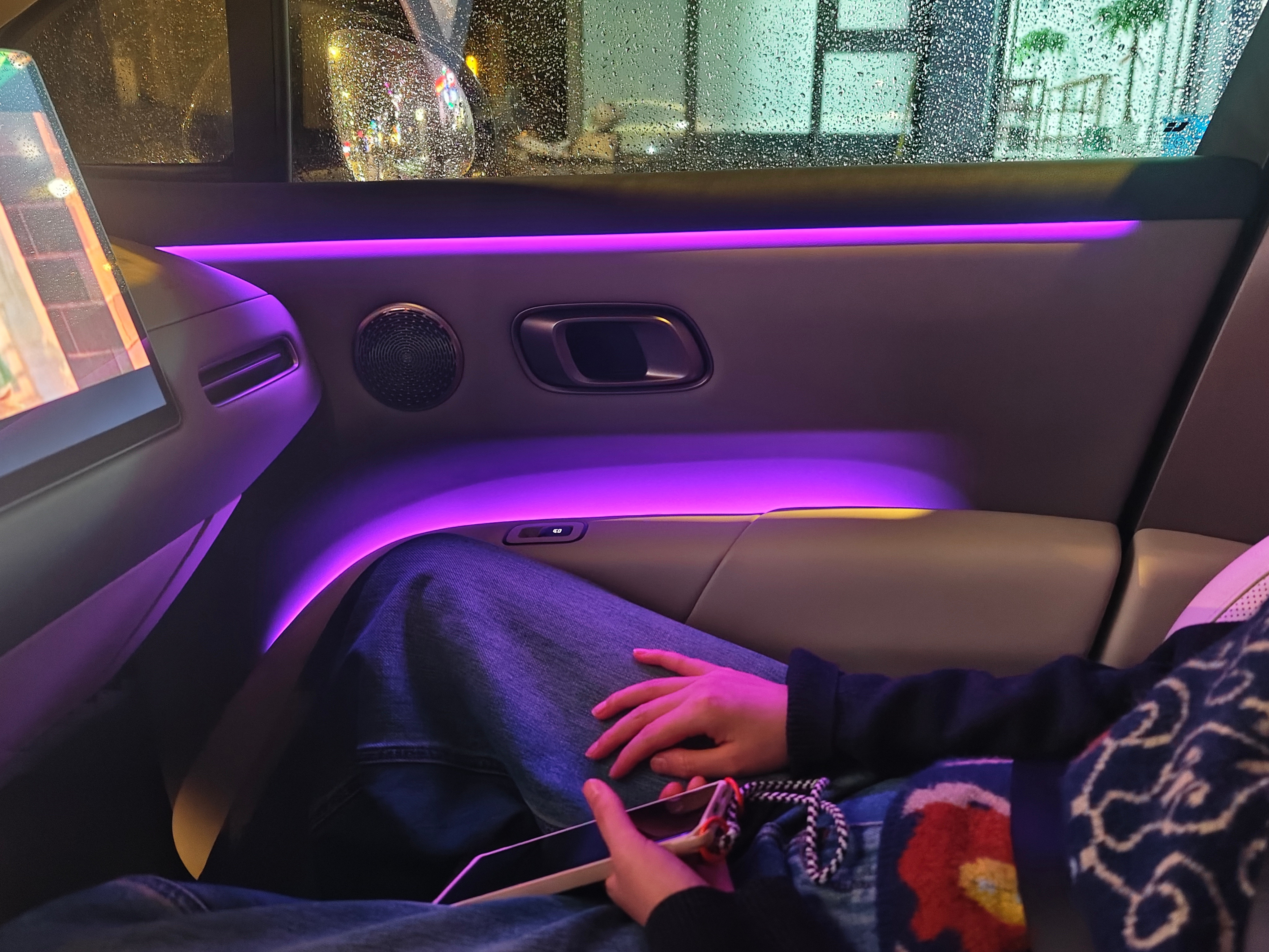 理想i8的门第一次坐车的人好多人不知道“拉”哪里关门有的拉机械开关，有的拉下面音