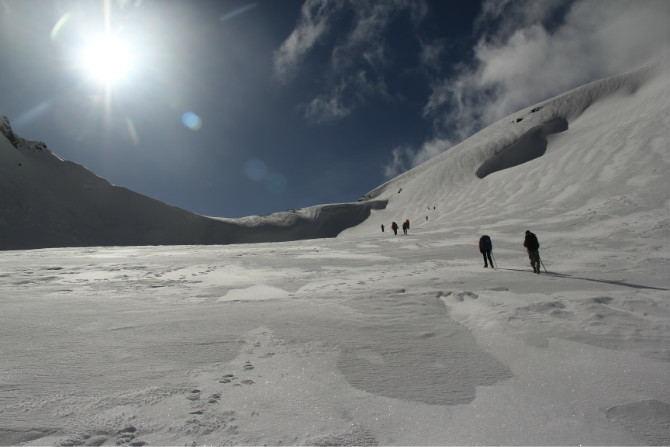 中东火药味越来越浓了啊，伊朗海上力量已经开始盯上美国林肯号航母了，并且真主党也表