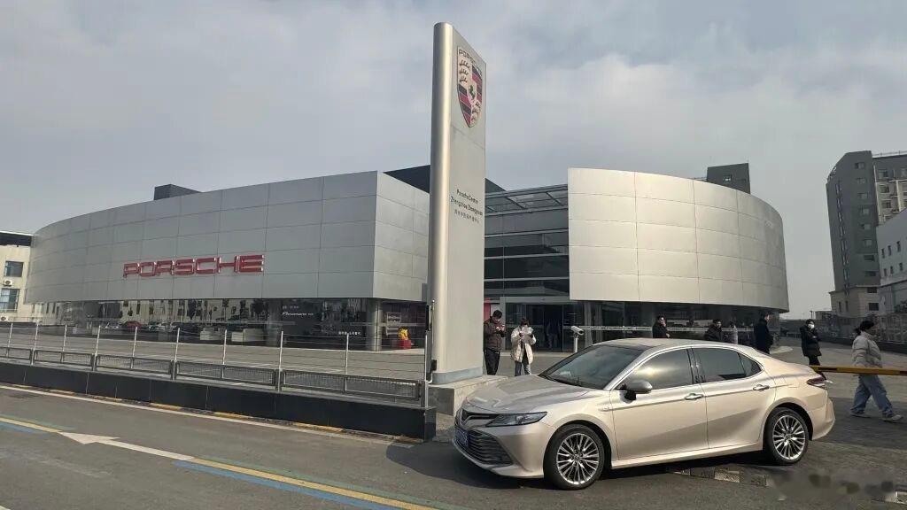 保时捷车主发声郑州中原保时捷中心这波直接人去楼空太狠了，展厅车一夜清空，销售失