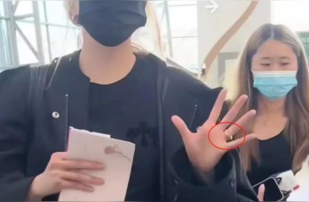 惊爆！关晓彤机场戒指秀，和鹿晗要修成正果啦？家人们，娱乐圈又有猛料啦！前几天，