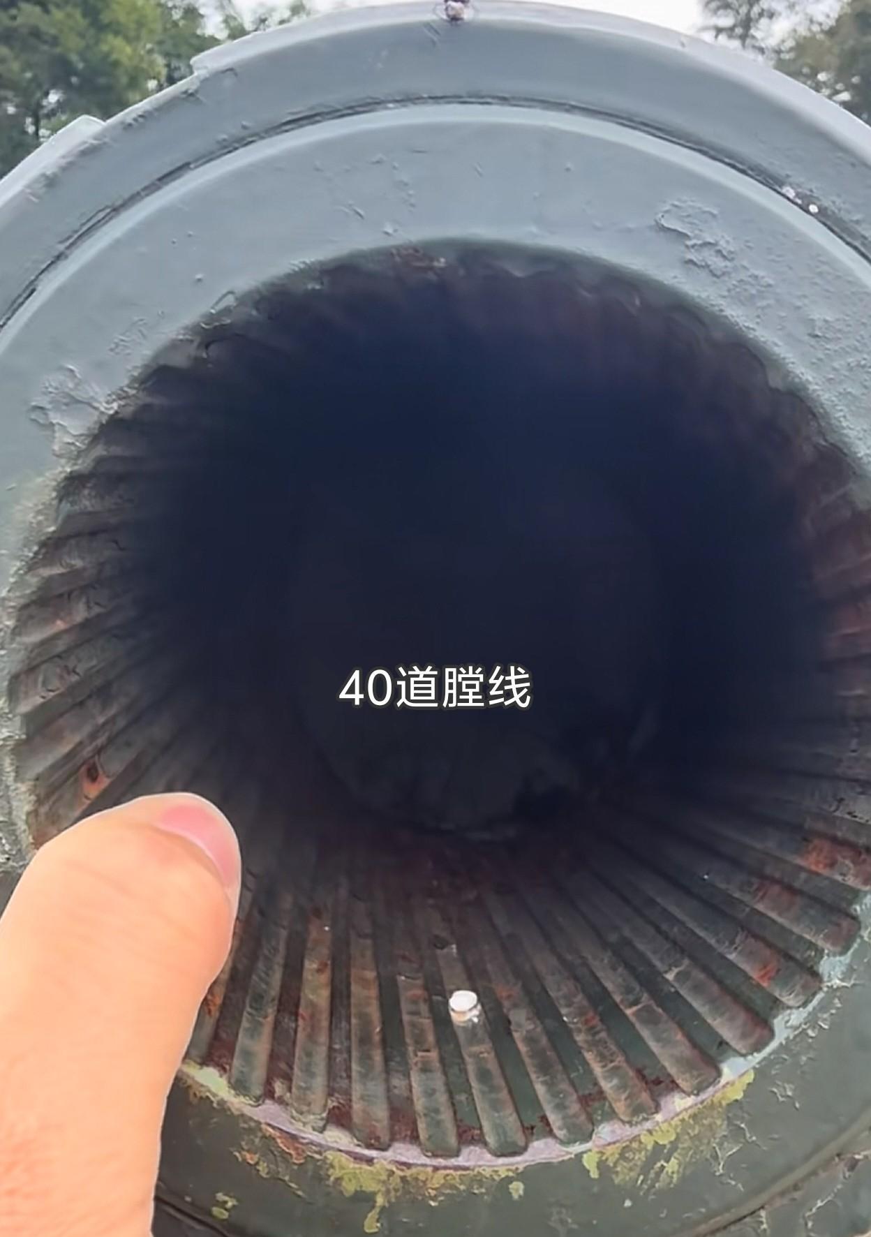 图片上是坦克炮口的特写，仔细数了一下，有40道膛线，很明显，这是上世纪五六十年代
