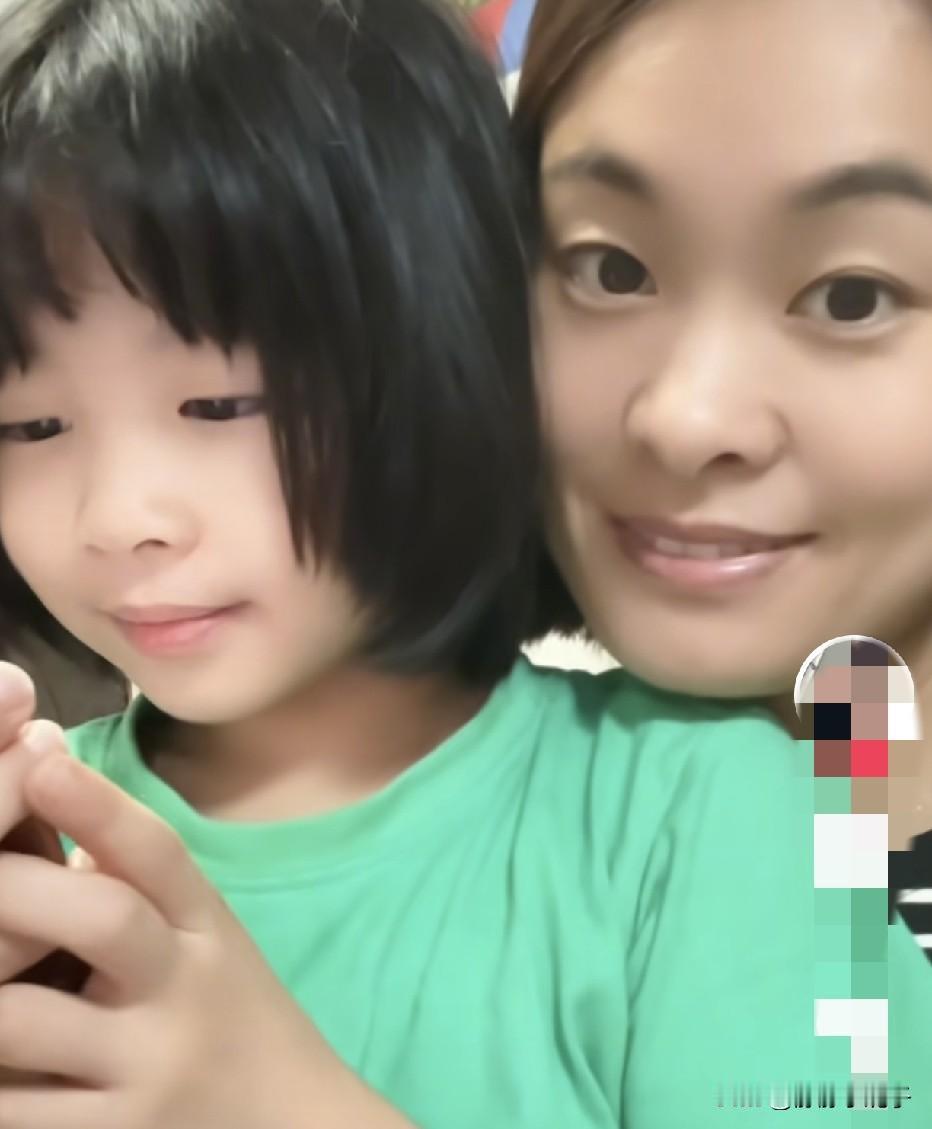 天赐回山东，这位亲密相处的到底是不是姐姐？老黄69岁得女，当时儿女强烈反对，