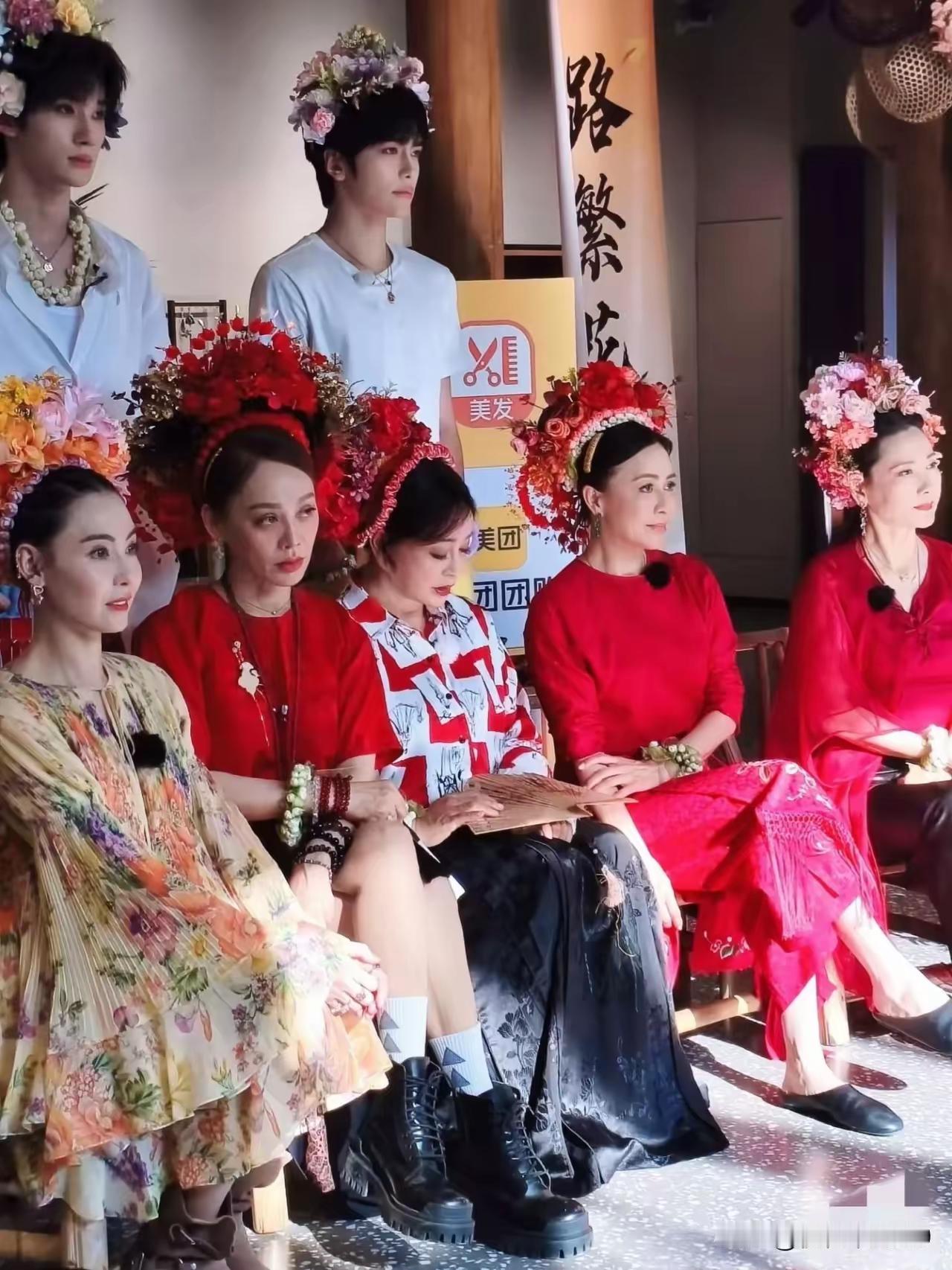 《一路繁花2》剧组照，乍一看，竟觉刘嘉玲最为出众，也最美。刘嘉玲的气质与气场，