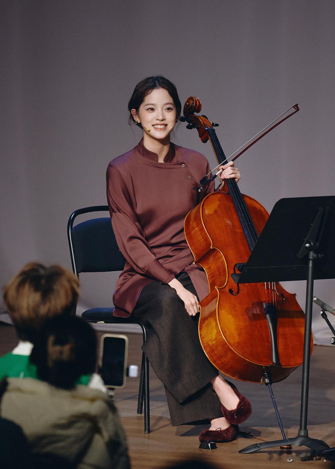 在上海音乐会上，欧阳娜娜穿改良旗袍衫演奏大提琴。内娱最会拉大提琴且专业水平极高的
