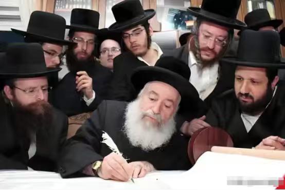 美国这个国家有个特点，它的主要统治阶级犹太人，对华裔一直非常警惕。为啥呢？犹太人