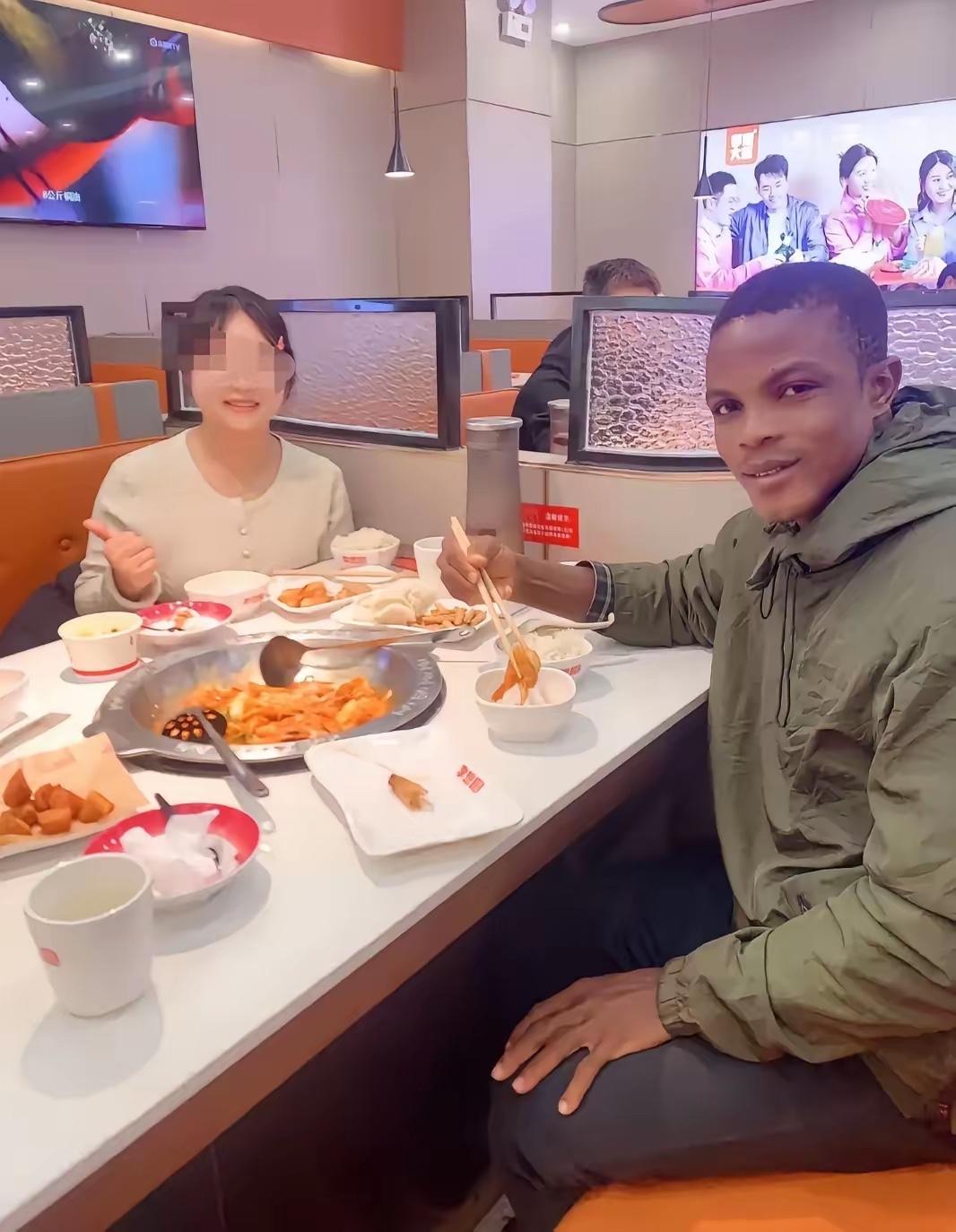 这位女士调侃每次跟男朋友拍照都感觉怪怪的，拍出来的效果比现实差别很大，现实中又帅