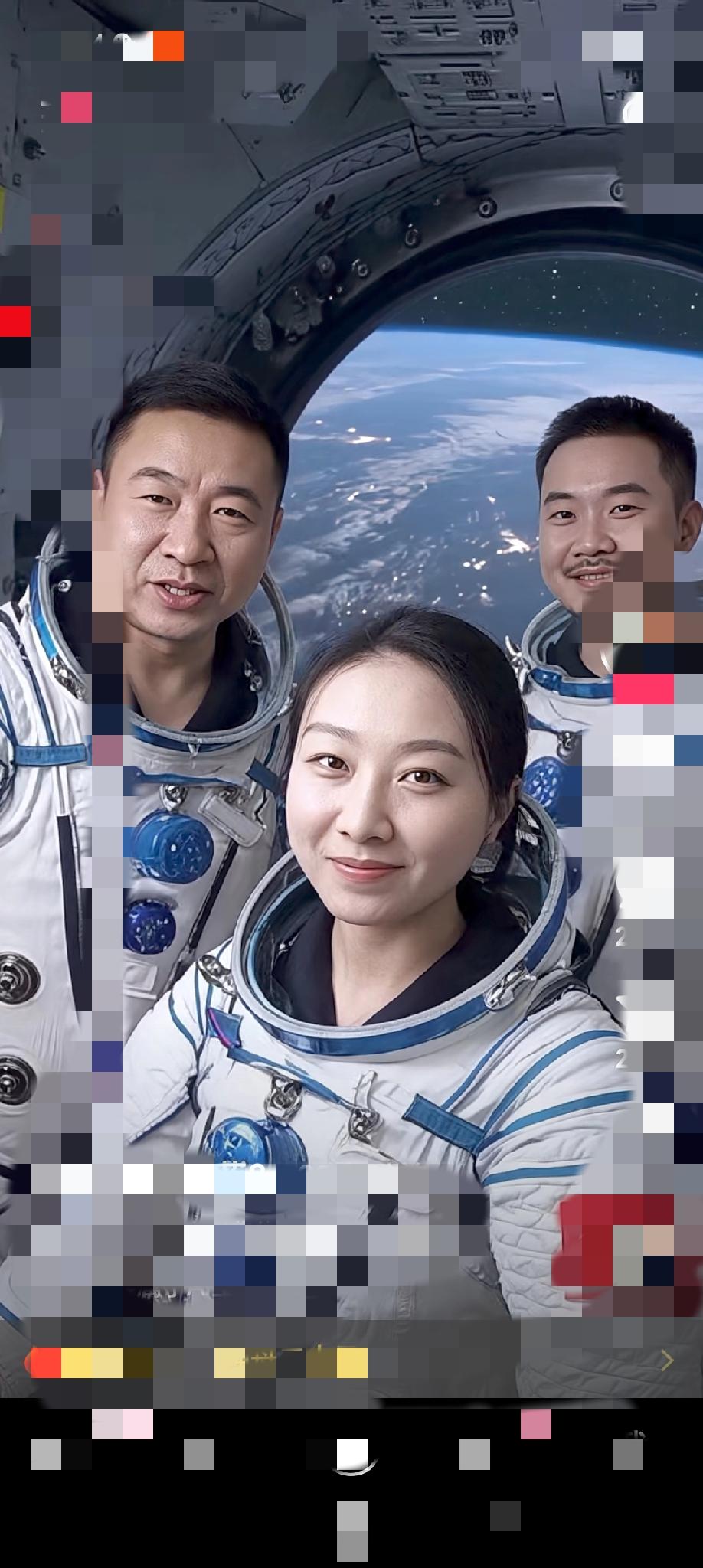 深夜的戈壁滩上，红外探测仪的光点像萤火虫一样一闪一闪，神舟二十号回家的路，比我们