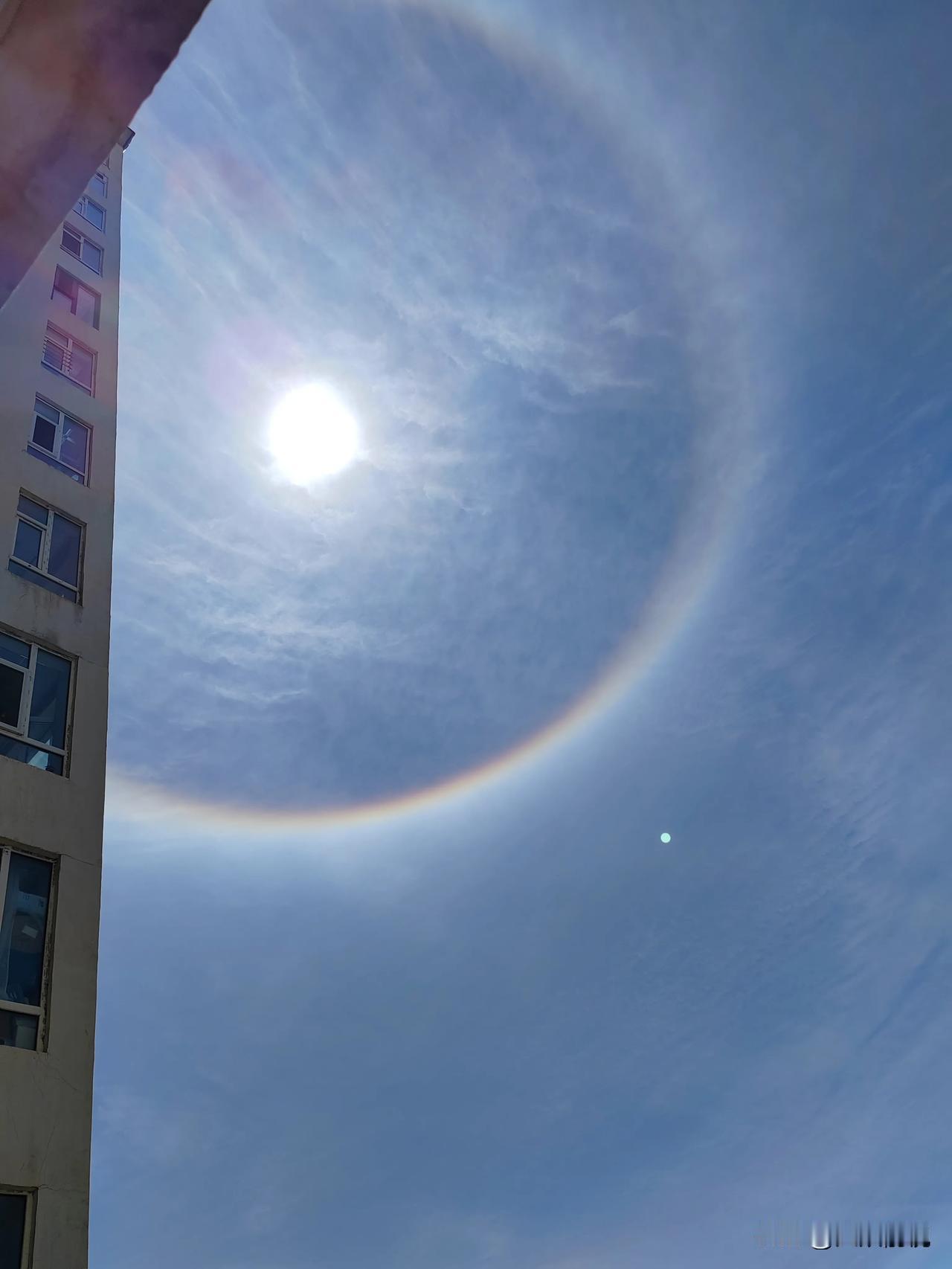 今日立秋，太阳出现了日晕奇观，太阳自带光环，愿我们光芒万丈，阳光万里日晕光圈