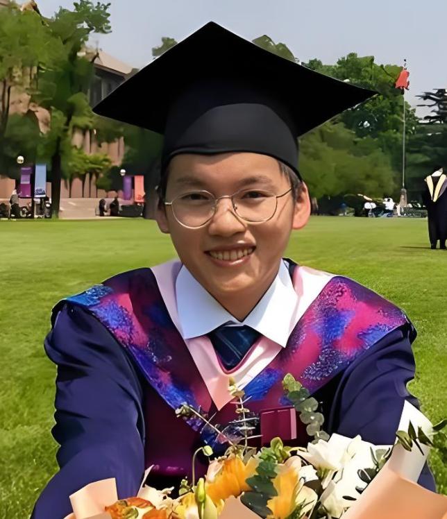 林万东，高考713分，当年云南曲靖市的高考状元，在工地搬砖时收到了清华通知书，