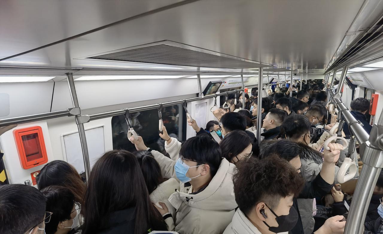 北京地铁一年亏损229亿，地铁早高峰不叫人挤人简直是人贴人，连抬手的空隙都没有。