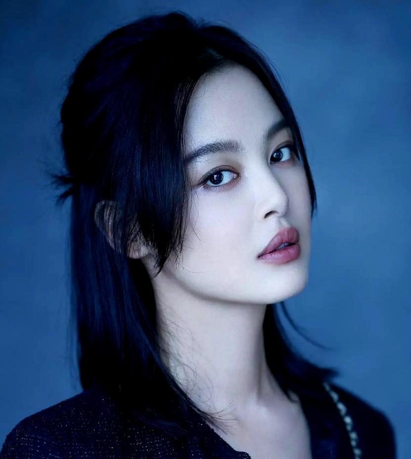 辛芷蕾的人性还是暴露了不是啥坏事，是她藏不住的暖。成名后特意抽时间跟初中同学