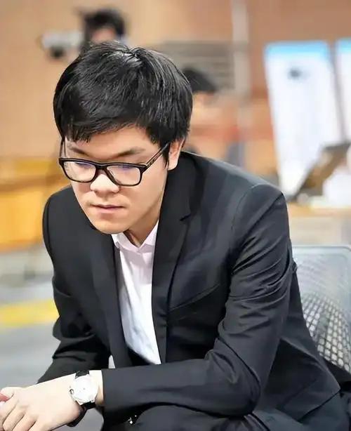 大快人心！当年把李世石逼退役的围棋AI，终于被人类治了。不是靠更牛的算力，而是靠