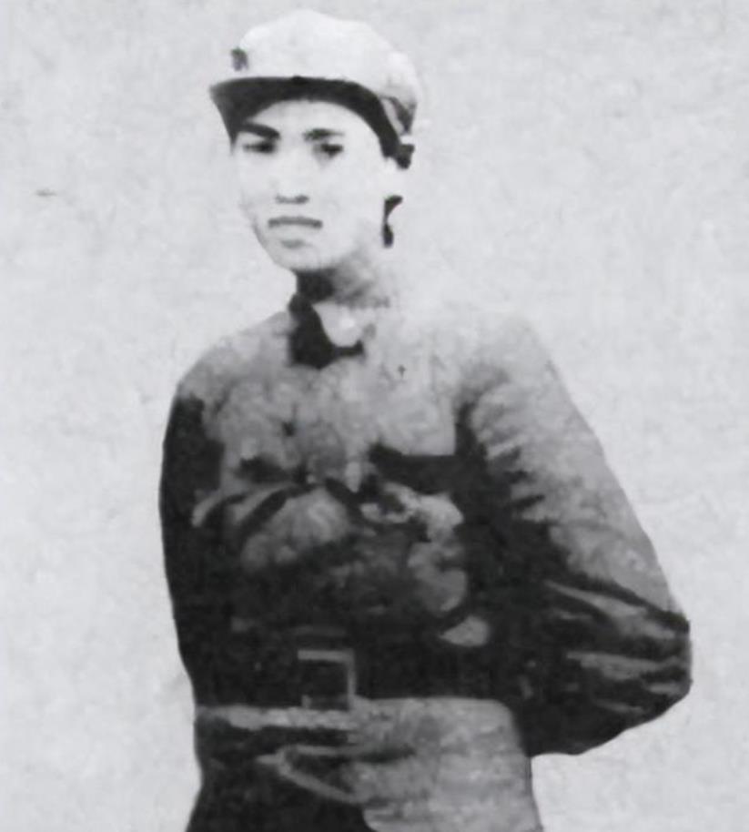 1959年10月，在永新县国营豆腐坊门前，一个憔悴的女干部驻足观望。柜台上的工人