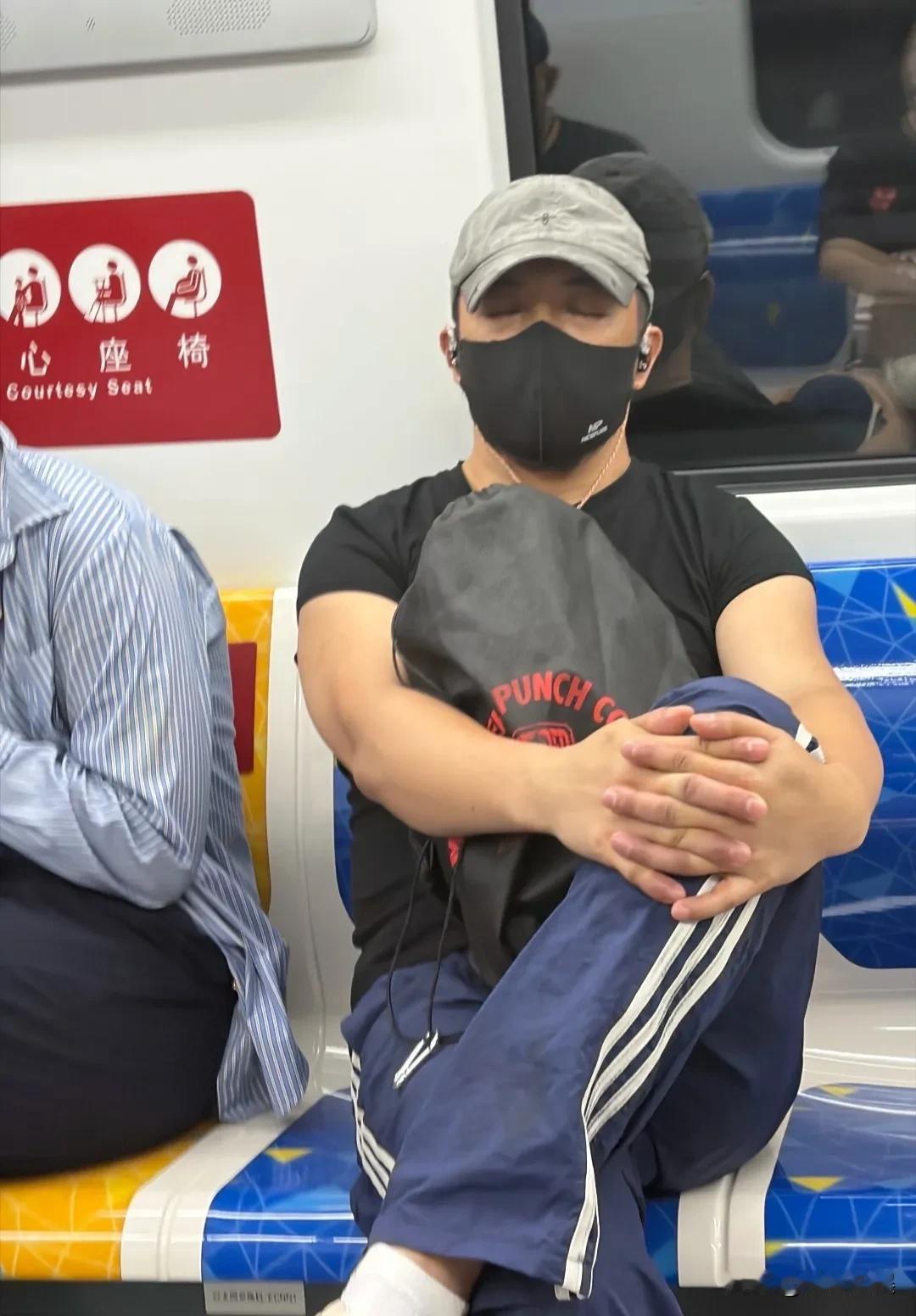影帝富大龙在北京坐地铁出行。这才是演员该有的样子啊，低调、接地气，不耍大牌不炫
