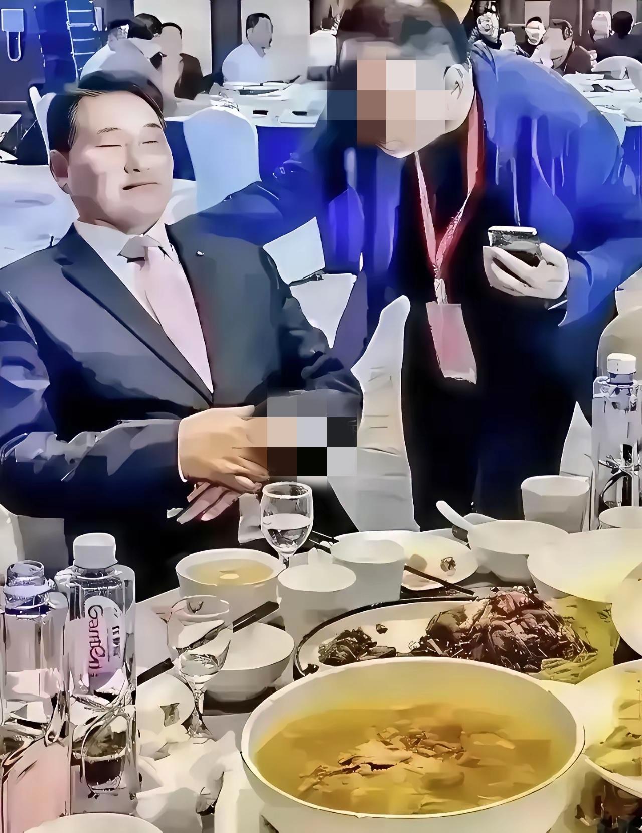 大衣哥朱之文真是个妙人！穿西装时，那派头十足，笔挺的西装一上身，瞬间气场就起来了