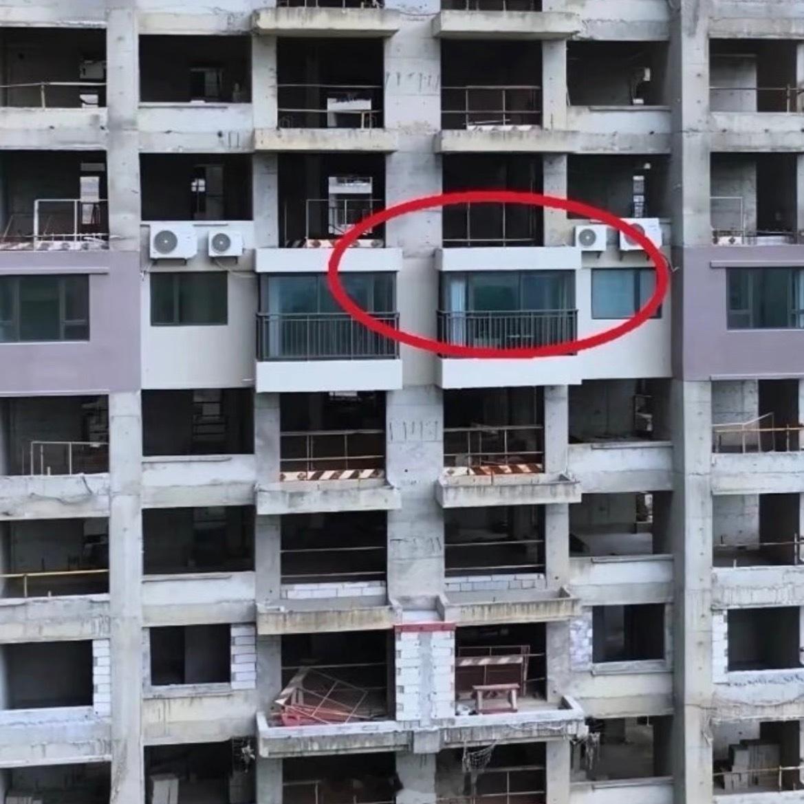 心酸房奴在烂尾楼里装修掏空积蓄买房，楼盘停工烂尾，房贷却一分不能少。不少业主无奈