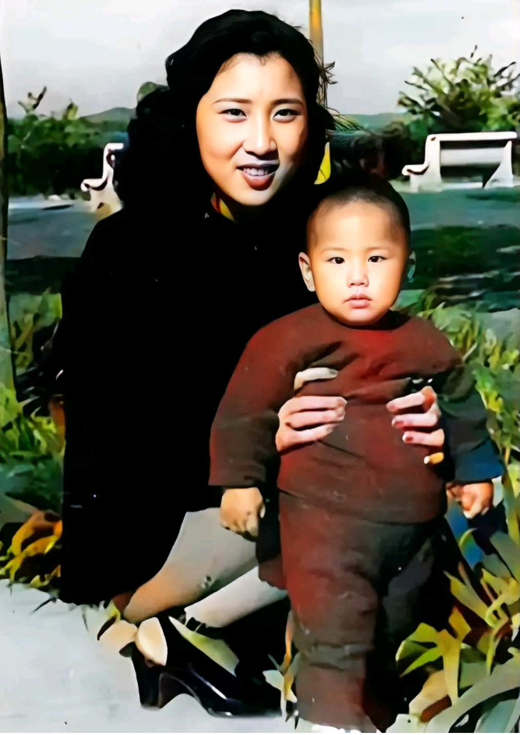1948年，张灵甫的妻子王玉玲抱着儿子留下一张少见的照片