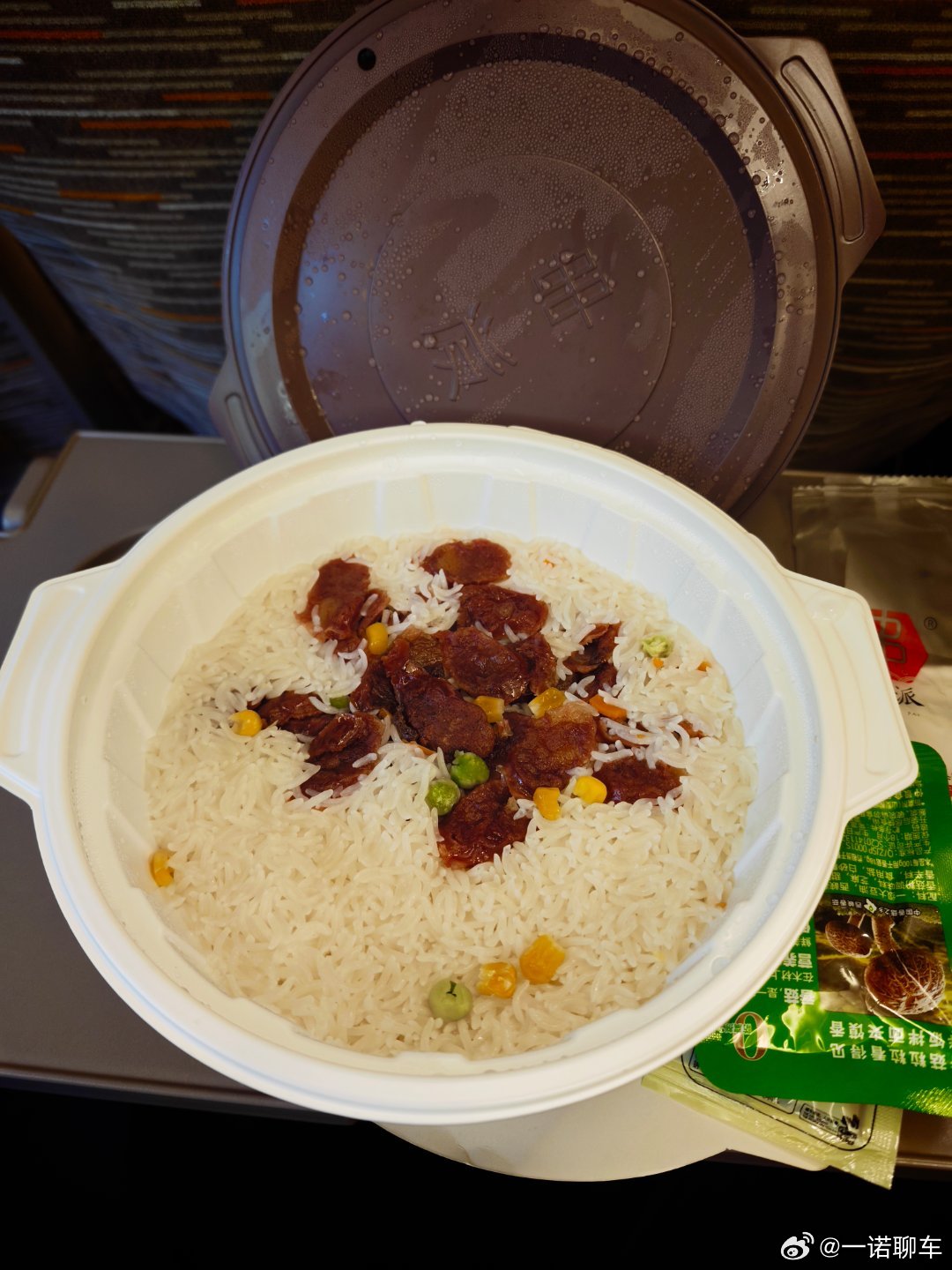 唉中午没吃饭本来不想在高铁上吃饭饿的不行了吃碗腊味饭40大洋