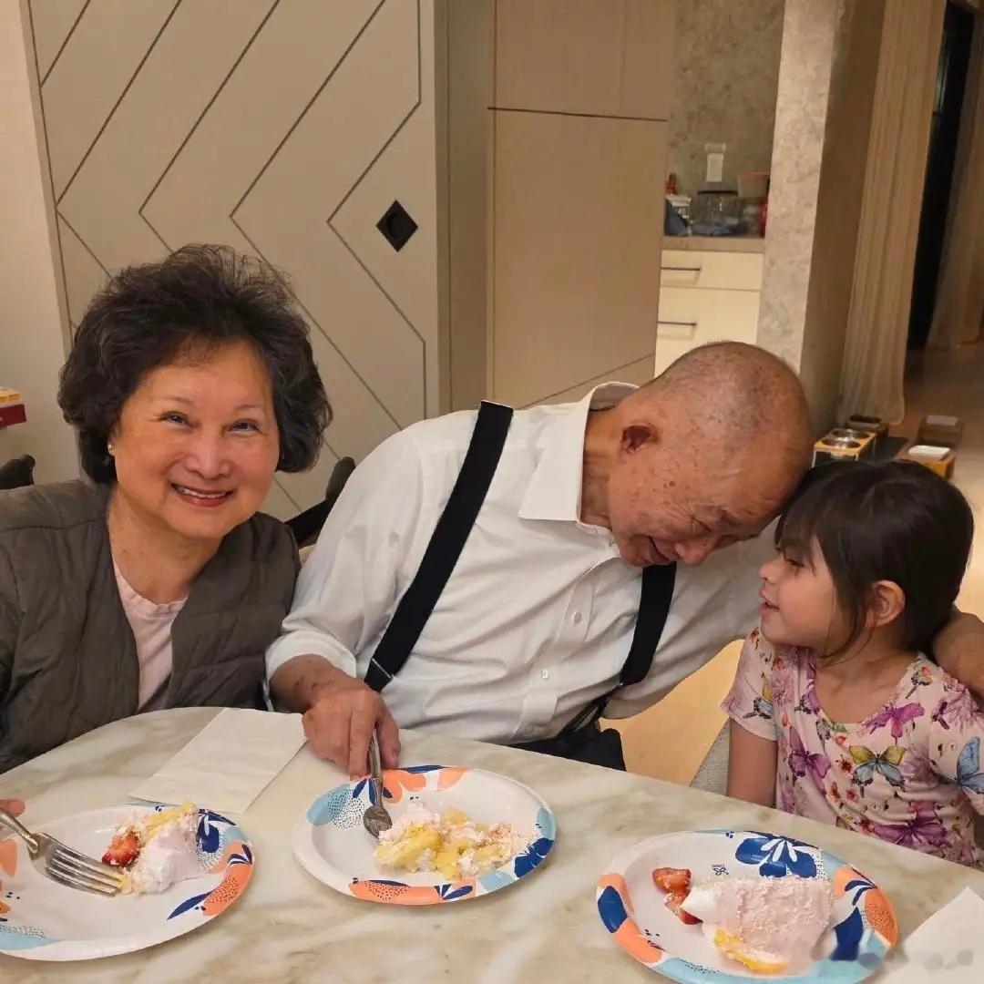 80岁吴宇森和家人在美国家里庆祝生日，久违露面，他整个人苍老了好多，眼睛都快睁不
