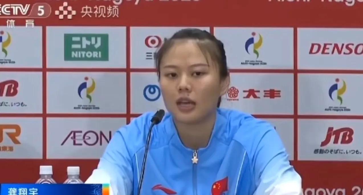 贺希宁在采访中说，中国女排亚运会的门票是龚翔宇帮忙提供的，我们是朋友。贺希宁依旧
