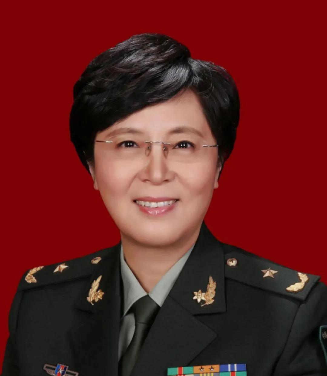 1988年，23岁的清华女研究生在火车上对一个35岁的男人一见钟情。女孩父母强烈