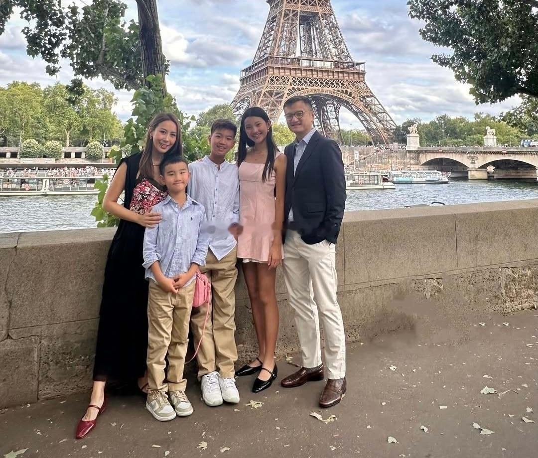 曹敏莉一家五口巴黎旅游​​​