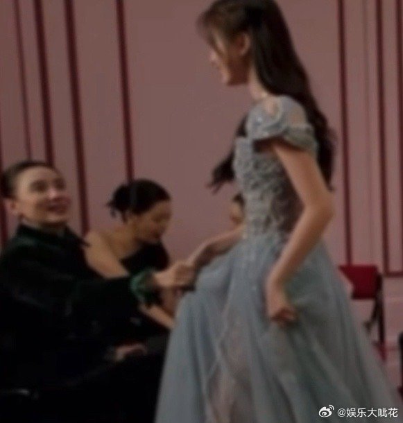 宋佳看虞书欣满眼都是欣赏宋佳看虞书欣VS李湘看王诗龄W盛典后台虞书欣路过宋佳