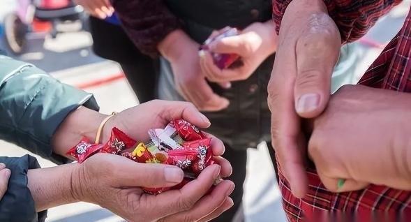 谁能想到，在光天化日之下，几块区区的喜糖，竟然成了一块试金石，不仅试出了贪念，更