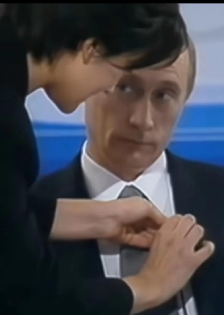 这一笑，貌似普京对这位美女是不是有点想法，暧昧是一种很高级的美好好深情的眼神，