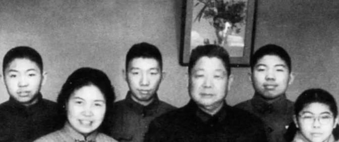 1982年，陈锡联将军的二儿子陈再文牺牲了，当时，陈锡联的年纪大了，中央害怕他会
