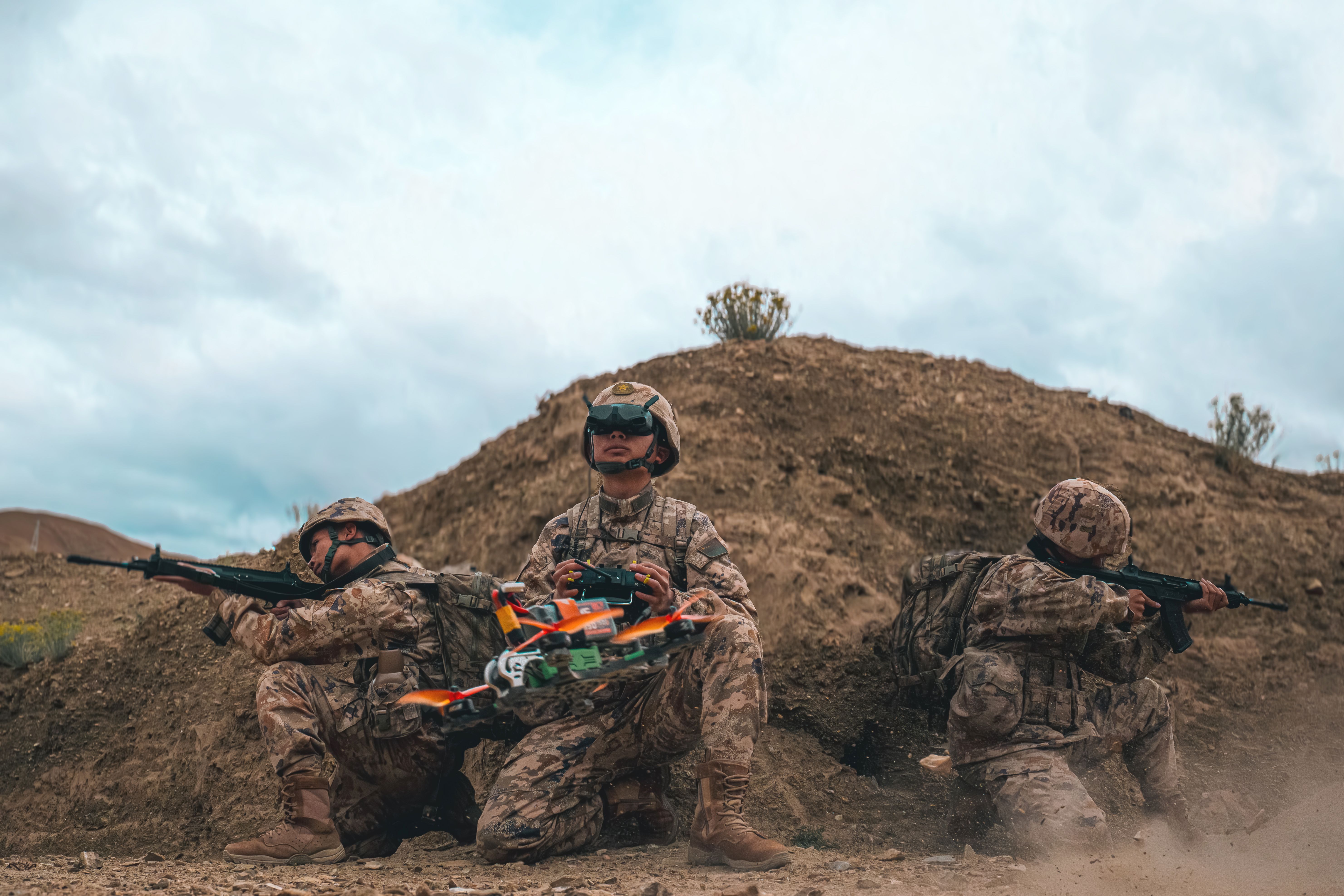 新疆军区某团依托无人机研究室，采取小班教学、专攻精练模式，通过构设逼真的实战场景