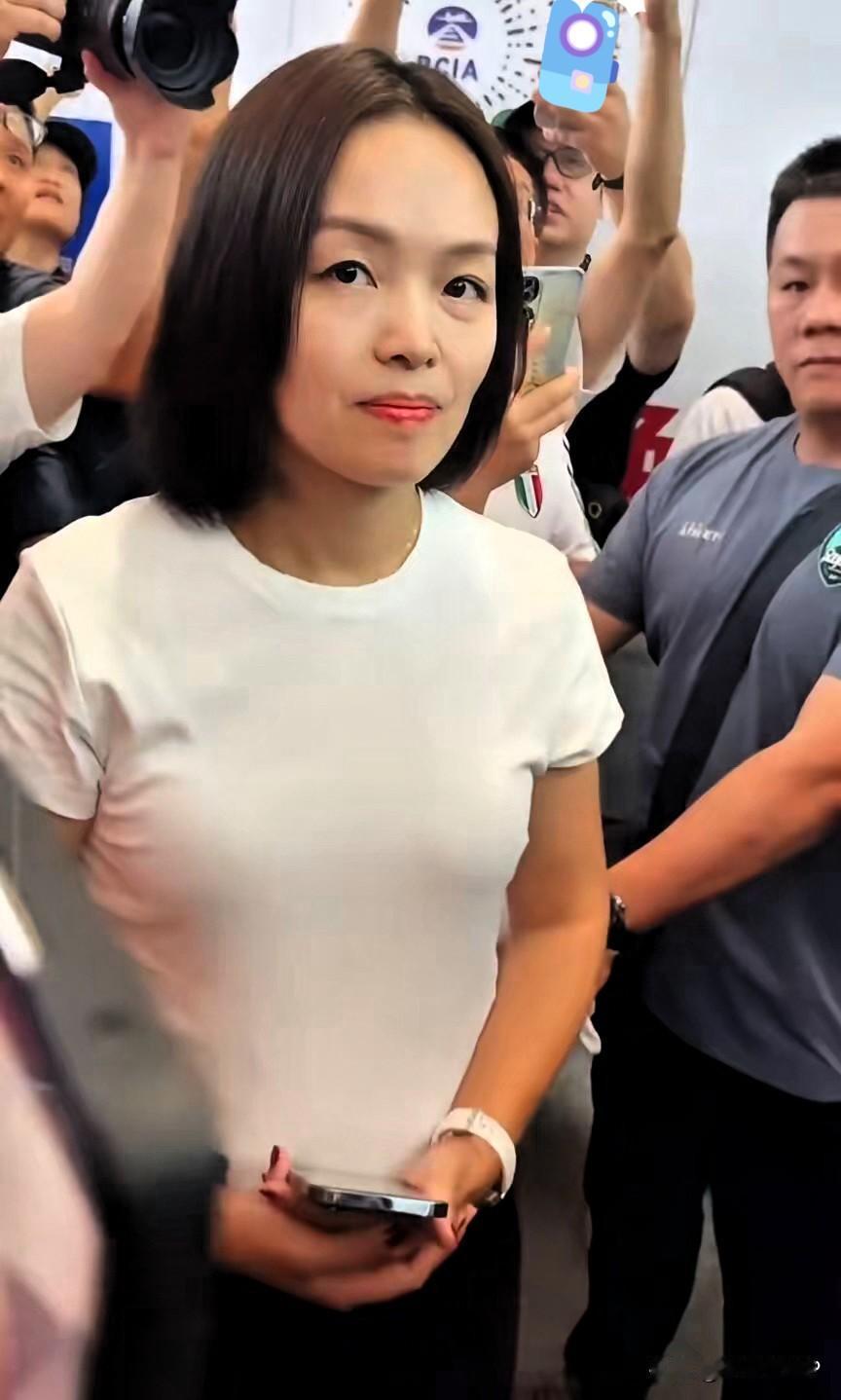 中国足球小将的冠军奖杯回国了。但关于这件事，我发现了三个让人泪崩的细节：第一：