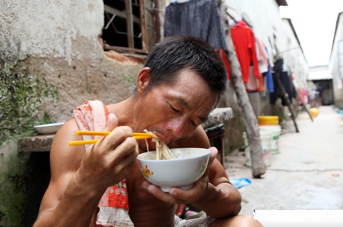 不久之前，跟同事吃牛肉面，旁边坐着3位农民工，每人只要了6元的素面，本感慨他们的