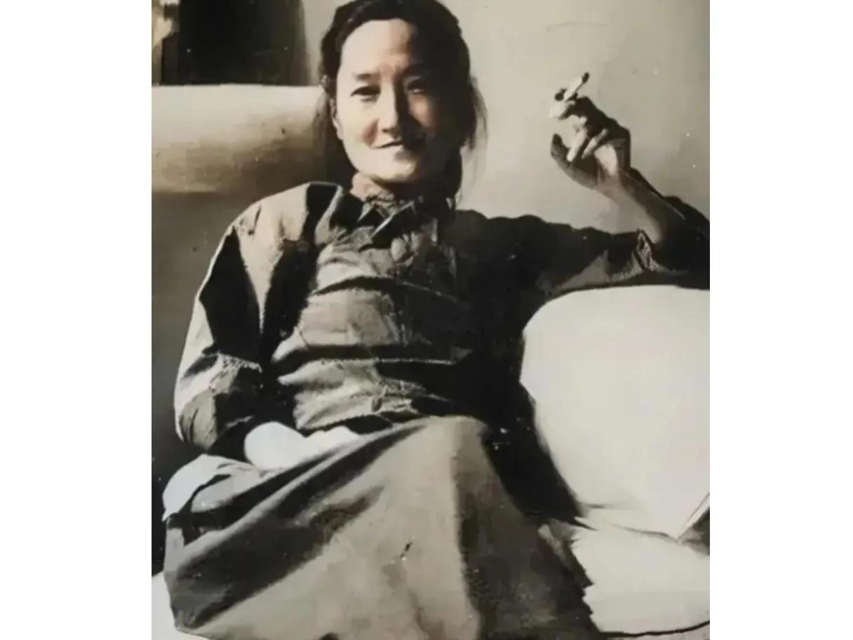 陆小曼晚年穷到连米都买不起，不得不向张幼仪借钱。张幼仪每月给她300块，相当于当