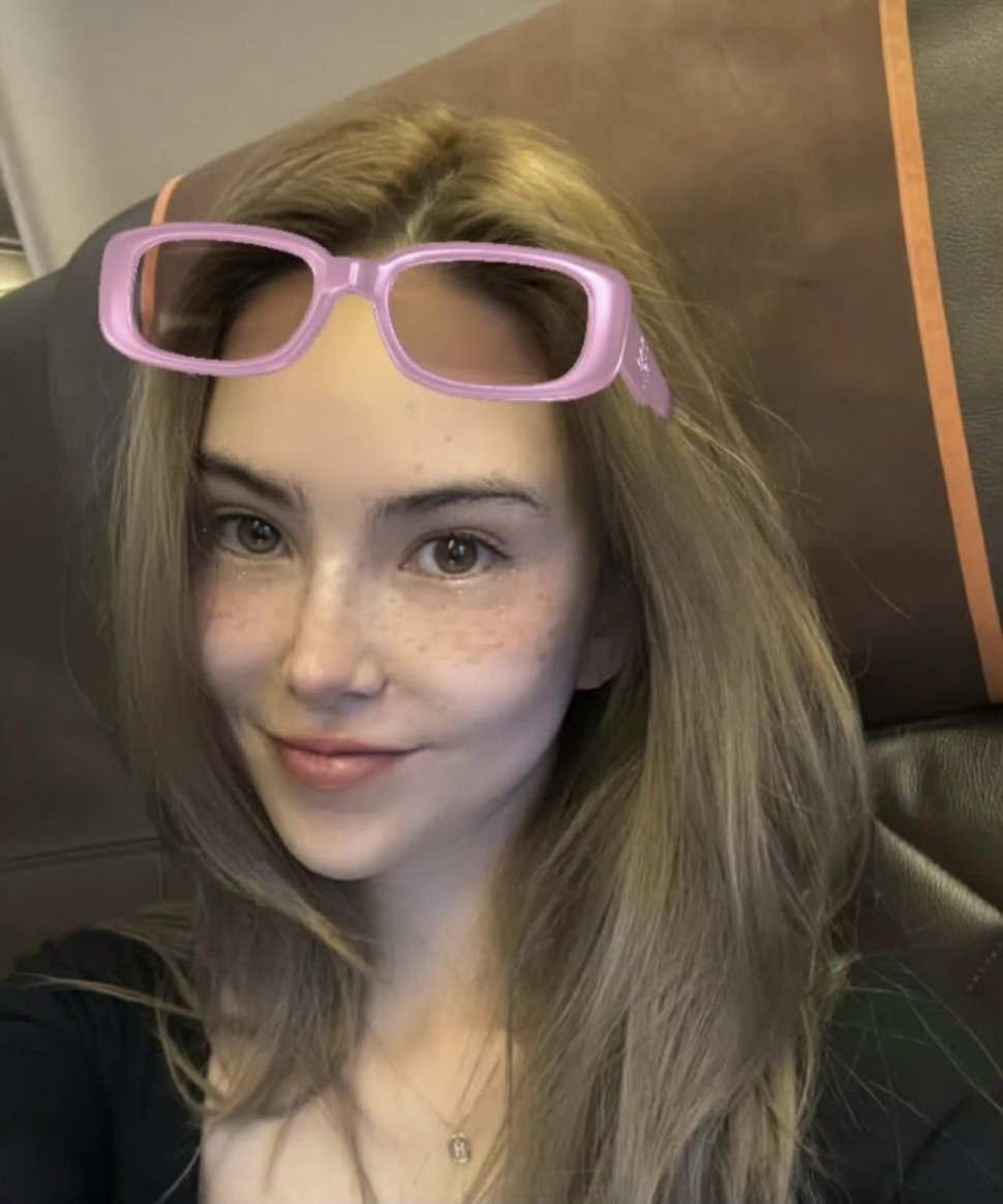 昆凌的五官确实很深邃立体，鼻梁高挺，但雀斑也确实很多，貌似混血儿都避免不了有雀斑